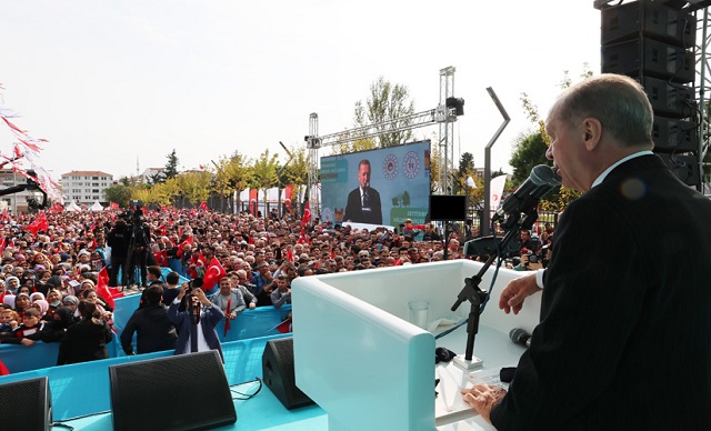 Buz Adası Açılış Töreni'ne Katıldı
